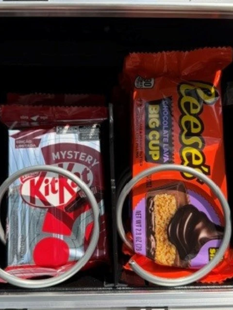 KitKat Mystery und Reese's Big Cup Schokoriegel im HyperMat Snackautomaten