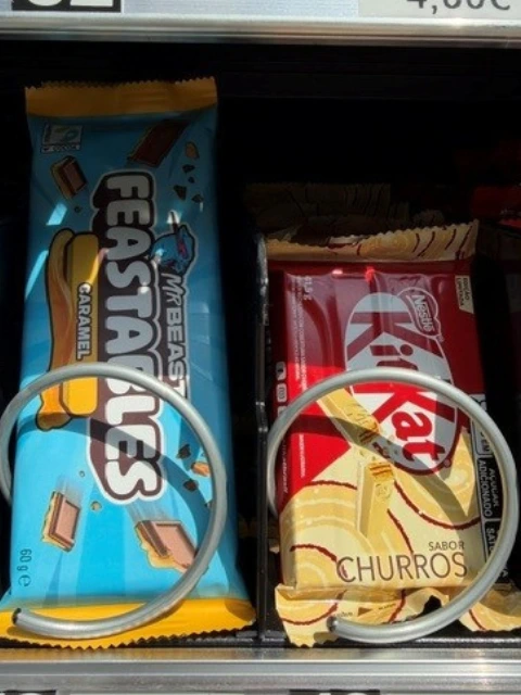 Feastables Caramel Schokolade und KitKat Churros im HyperMat Snackautomaten