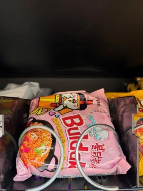 Buldak Carbonara Instant-Ramen aus Südkorea im HyperMat Snackautomaten