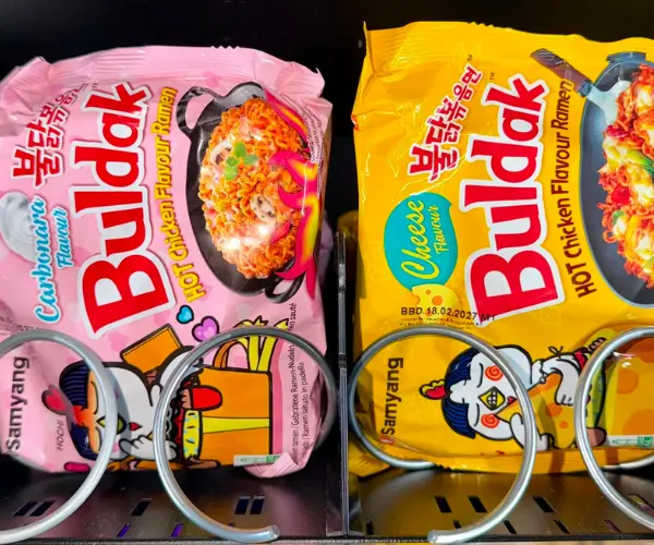 Koreanische Buldak Instant-Ramen in verschiedenen Geschmacksrichtungen im HyperMat Snackautomaten