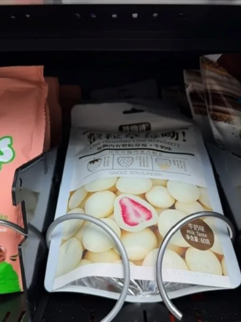 Gefriergetrocknete Erdbeeren mit weißer Schokolade im HyperMat Snackautomaten