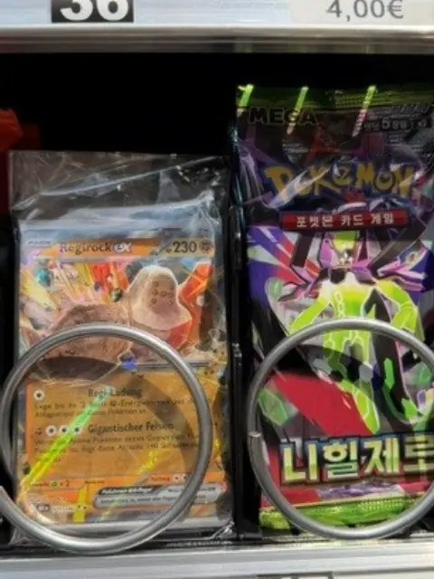 Pokémon Booster-Pack und Pokémon-Sammelkarte im HyperMat Snackautomaten