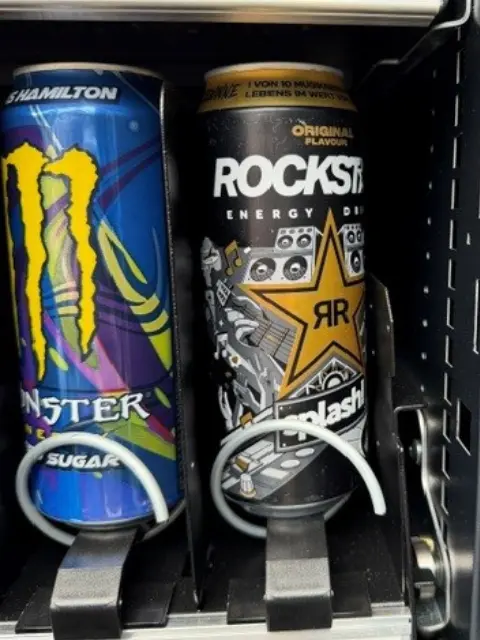 Monster und Rockstar Energy-Drinks im HyperMat Snackautomaten