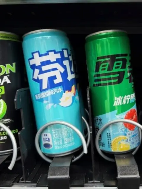 Asiatische Erfrischungsgetränke in Dosen im HyperMat Snackautomaten