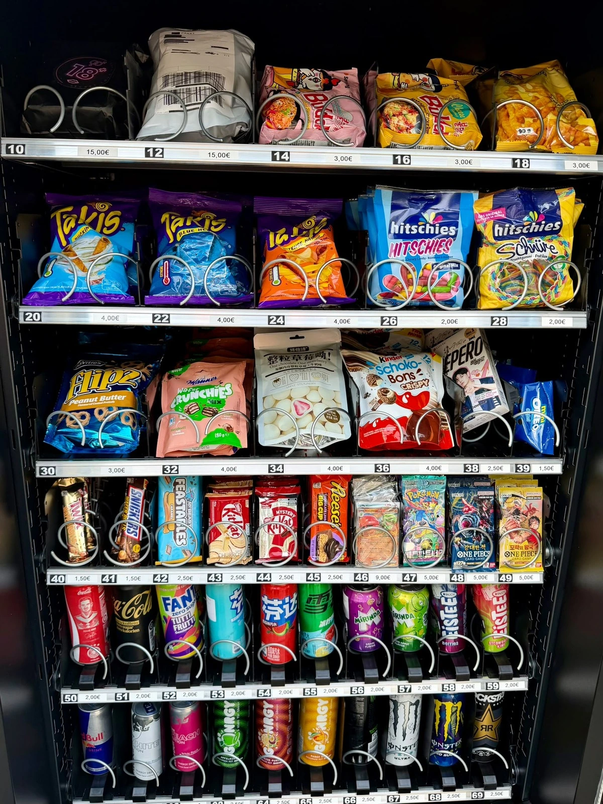 Gefüllter HyperMat Automat mit internationalen Snacks, Softdrinks, Energydrinks und Trendprodukten am Standort Grimma West.