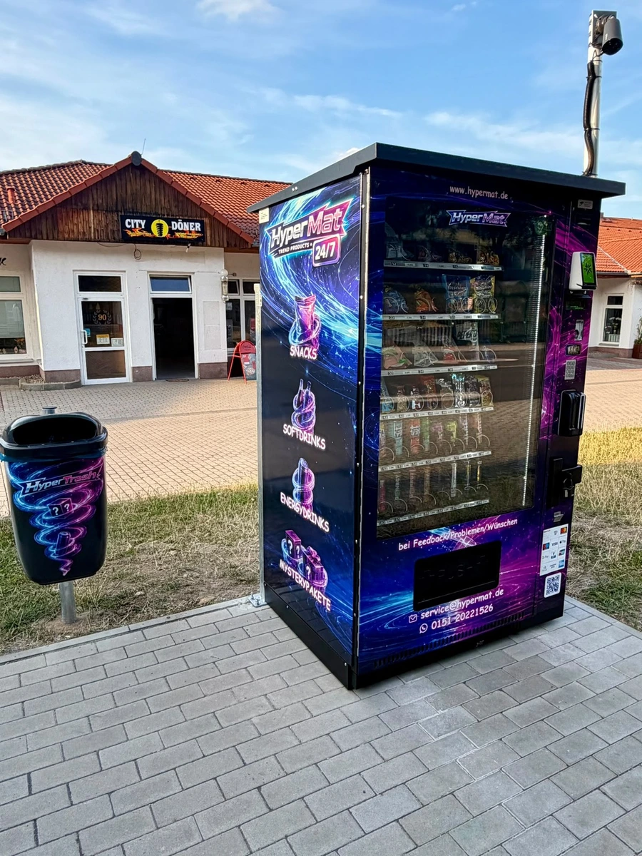 HyperMat Verkaufsautomat mit internationalen Snacks und Trendprodukten am Standort Grimma West.