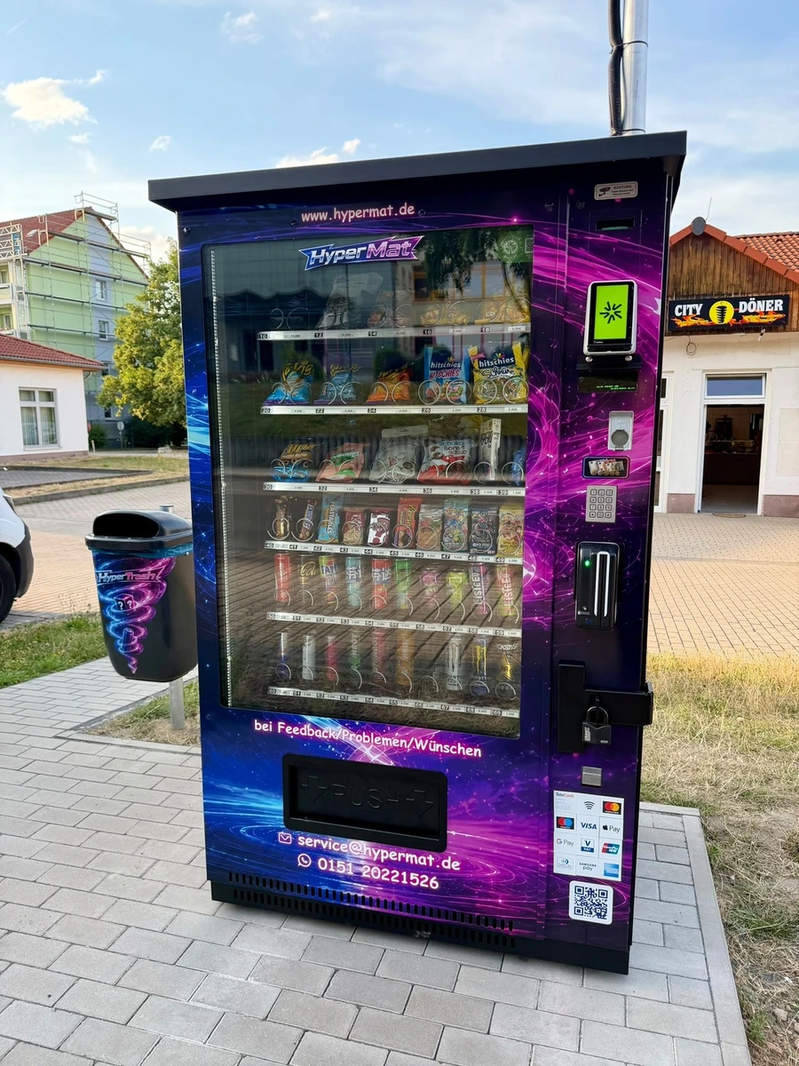 Frontansicht des HyperMat Automaten mit großem Sortiment an internationalen Snacks, Getränken und Trendprodukten in Grimma West.