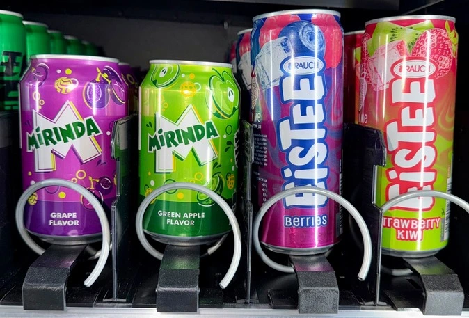 Auswahl internationaler Softdrinks im HyperMat mit Mirinda in verschiedenen Geschmacksrichtungen sowie Hitschies-Getränken im Verkaufsautomaten.